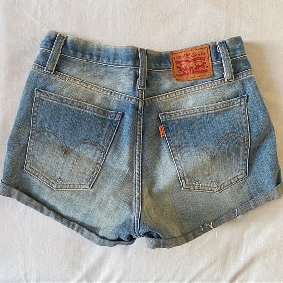 Levi’s medium wash denim shorts - Picture 2 of 4